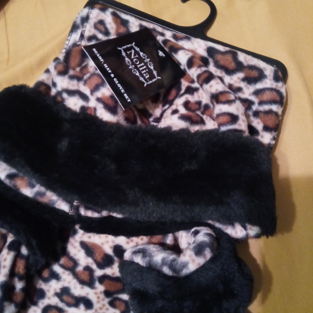 Leopard Print Scarf Set - Picture 4 of 4